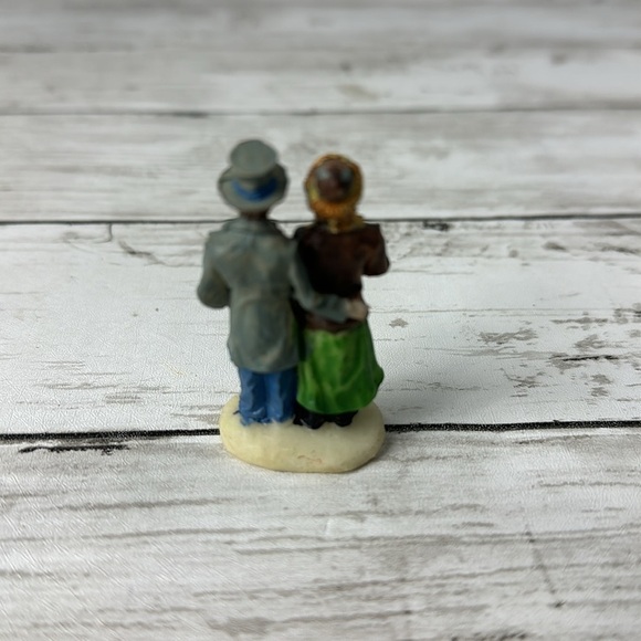 ST NICHOLAS SQUARE Victorian couple Christmas Village Accessory - Picture 2 of 4